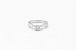 μονόπετρο δαχτυλίδι solitaire με σταυρωτή γάμπα