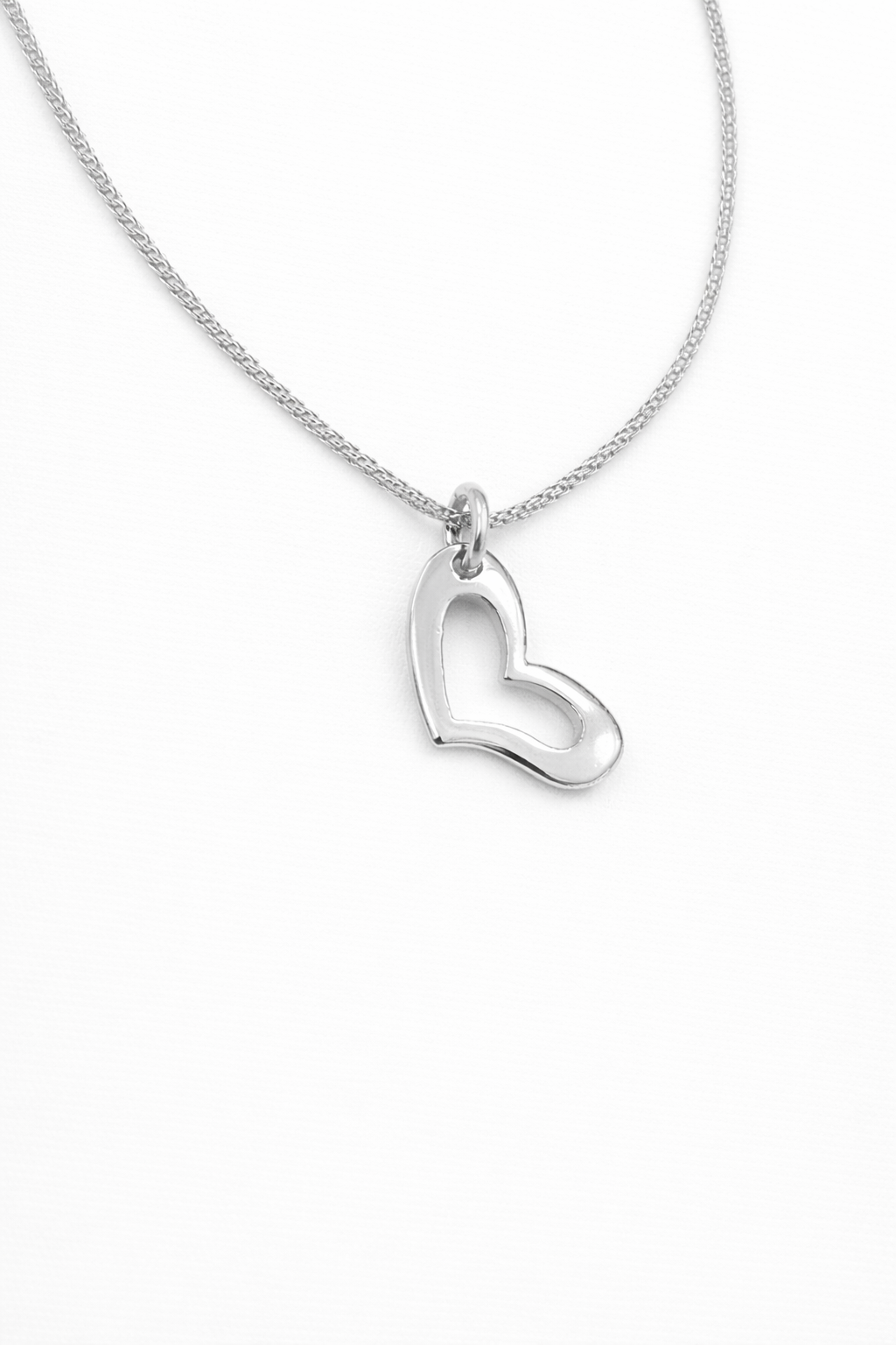 1CF1D226-2BB4-4C6A-B3AE-290AFBC84423 Ασημένιο γυναικείο κολιέ ασύμμετρη καρδιά 925