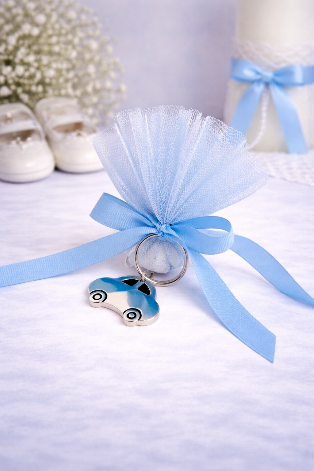 Μπομπονιέρα βάπτισης μπρελόκ αυτοκινητάκι σιέλ με λευκό τούλι και κορδέλα