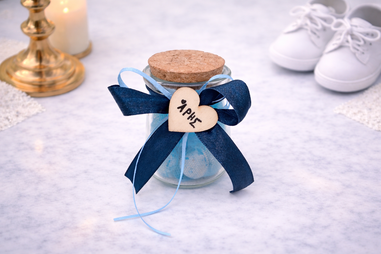 Μπομπονιέρα βάπτισης γυάλινο βαζάκι με φελλό και ξύλινη καρδιά ευχές σε μπλε αποχρώσεις