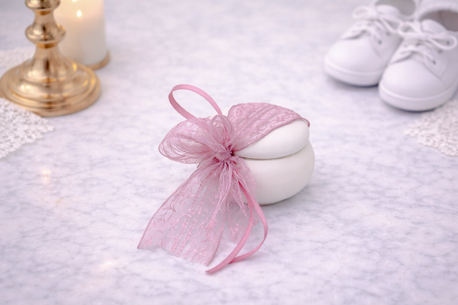 9433DDD3-A337-4902-9A0B-DF37E991C2BE Μπομπονιέρα βάπτισης λευκό κεραμικό μακαρόν με ροζ δαντέλα