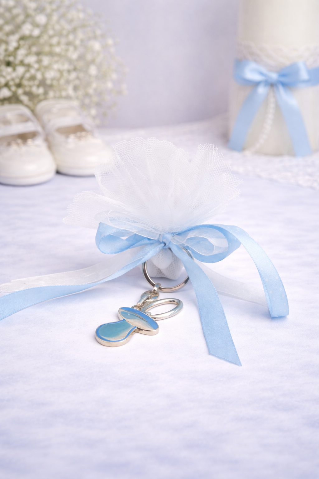 Μπομπονιέρα βάπτισης μπρελόκ πιπίλα σιέλ με λευκό τούλι και κορδέλες