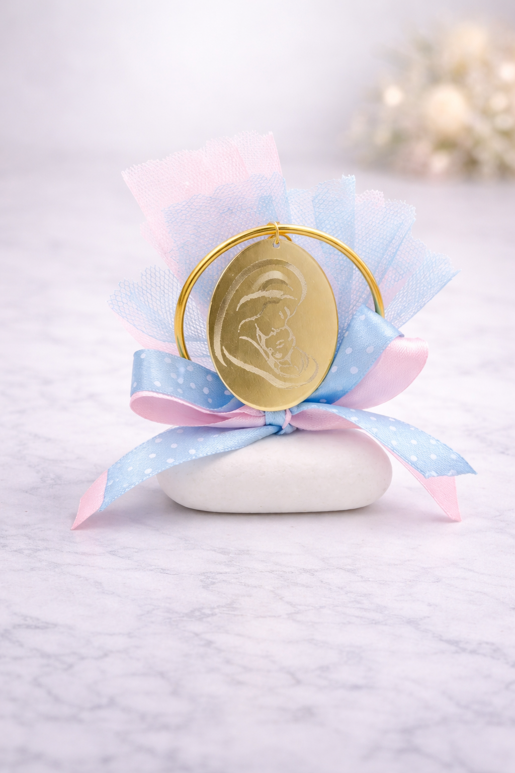 C1E11F68-1B30-4C26-A065-98E1C25ED847 Μπομπονιέρα βάπτισης με βότσαλο και μεταλλική Παναγία σε ροζ και γαλάζια διακόσμηση