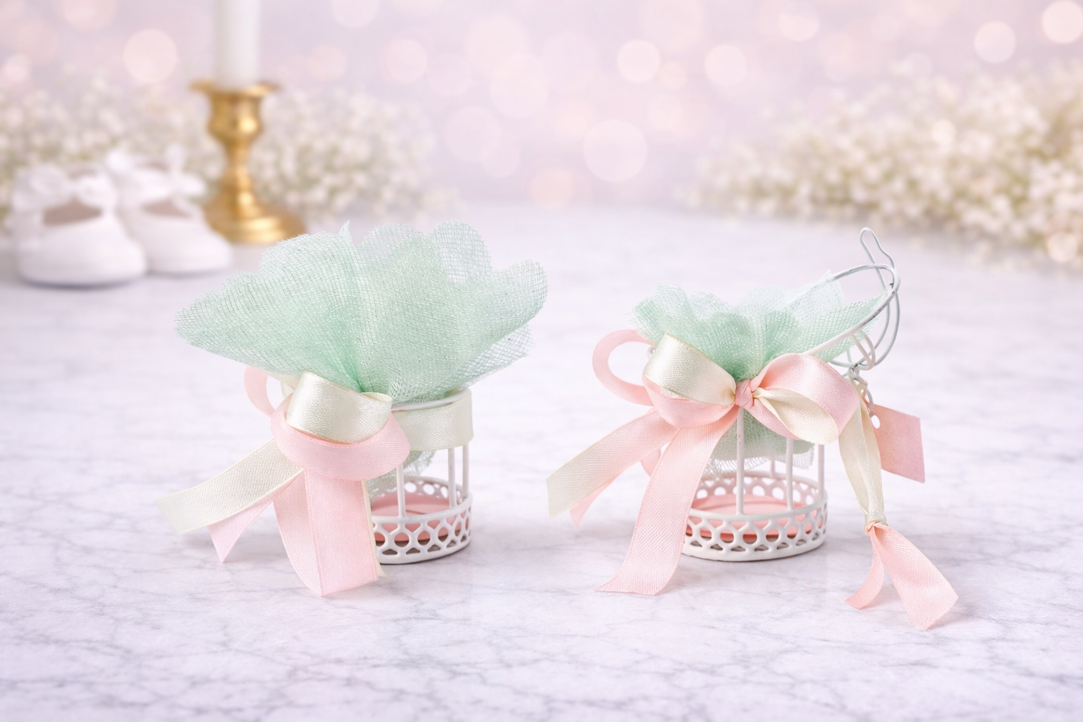 Μπομπονιέρα βάπτισης λευκό μεταλλικό κλουβάκι με τούλι μέντα και ροζ φιόγκο