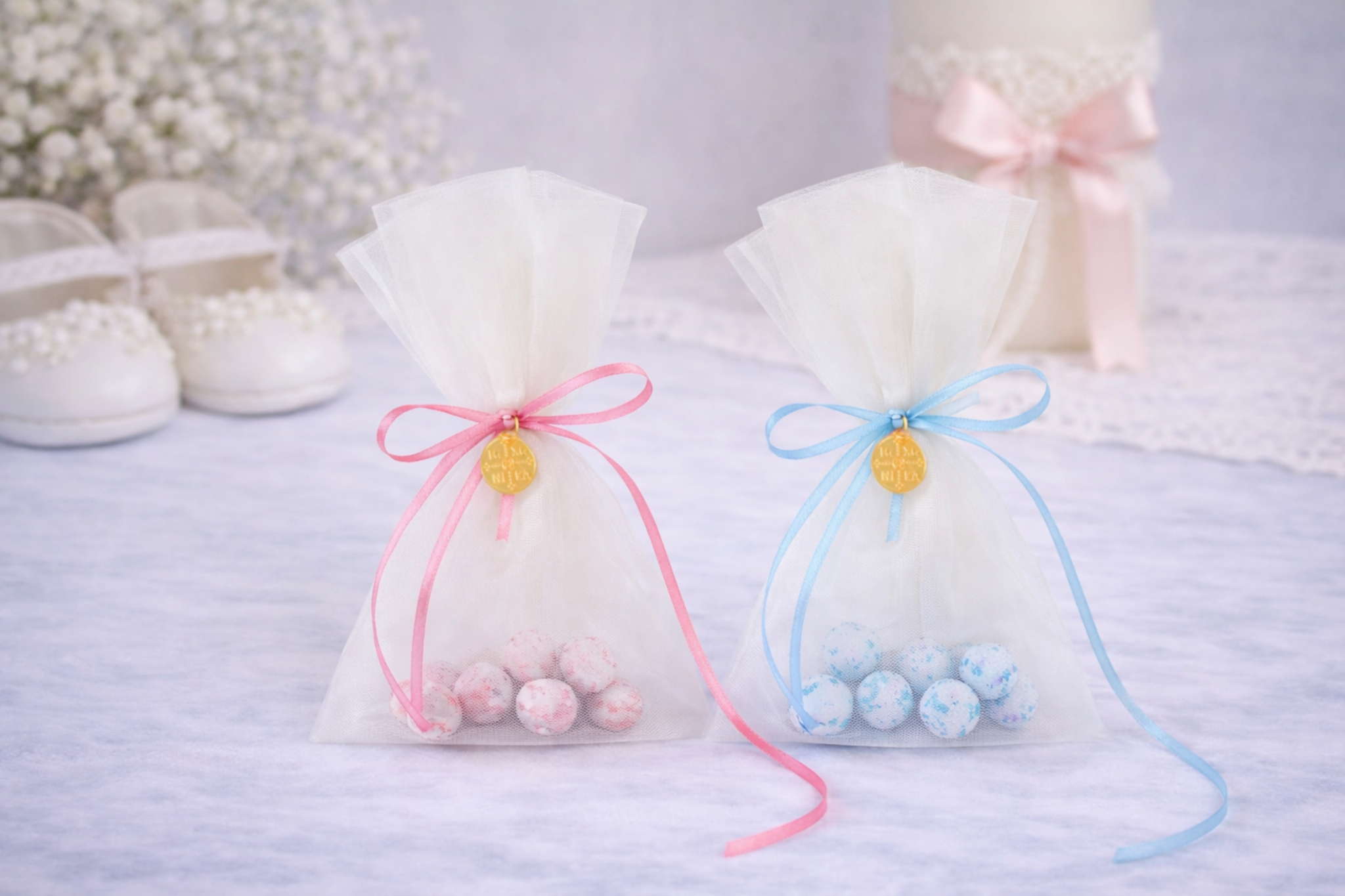 Μπομπονιέρα βάπτισης πουγκί οργάντζα με χρυσό κωνσταντινάτο σε ροζ και σιέλ κορδέλα