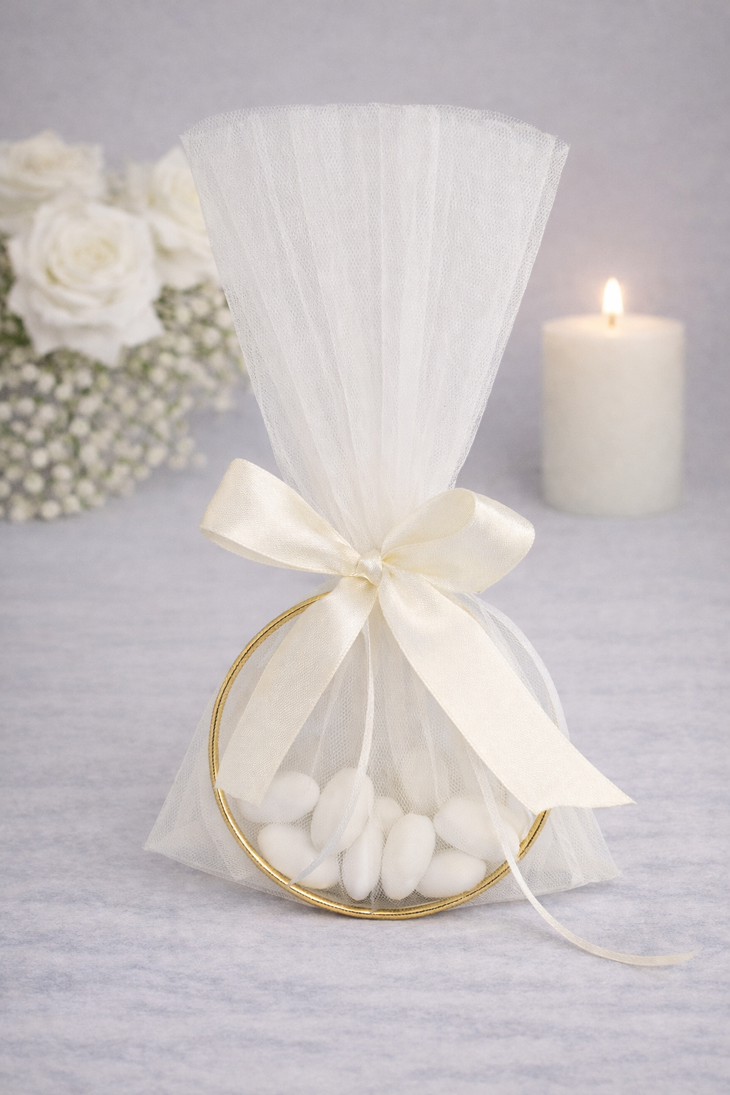 μπομπονιέρα γάμου τούλινη με χρυσό κρίκο και κουφέτα