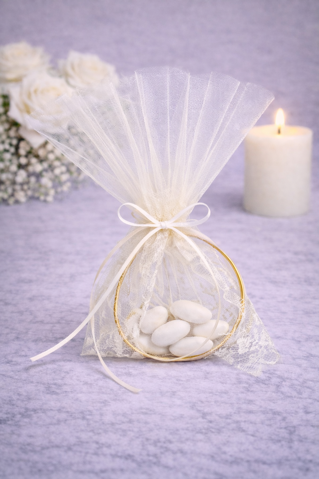 Μπομπονιέρα γάμου από τούλι με χρυσό κρίκο και δαντελένια λεπτομέρεια