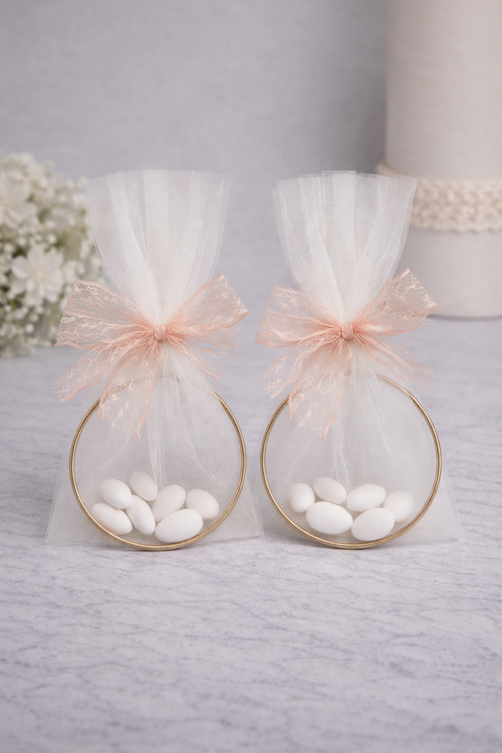 Μπομπονιέρα γάμου οργάντζα με χρυσό μεταλλικό κύκλο και ροζ φιόγκο