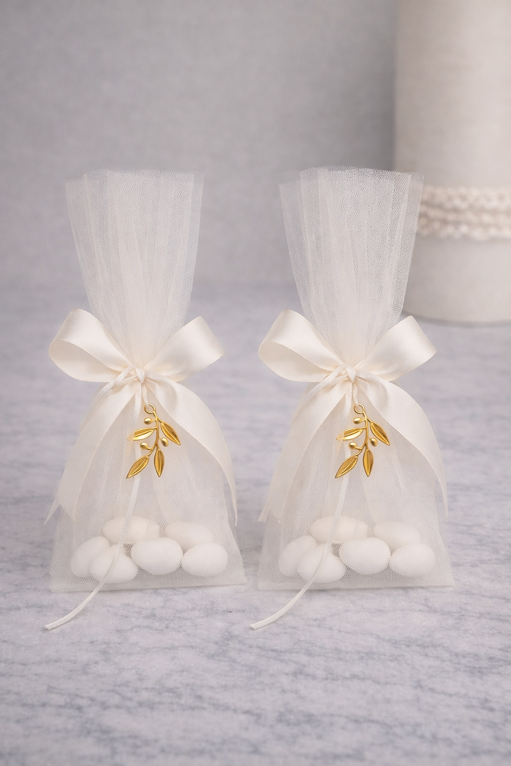 Μπομπονιέρα γάμου οργάντζα με χρυσό κλαδί ελιάς