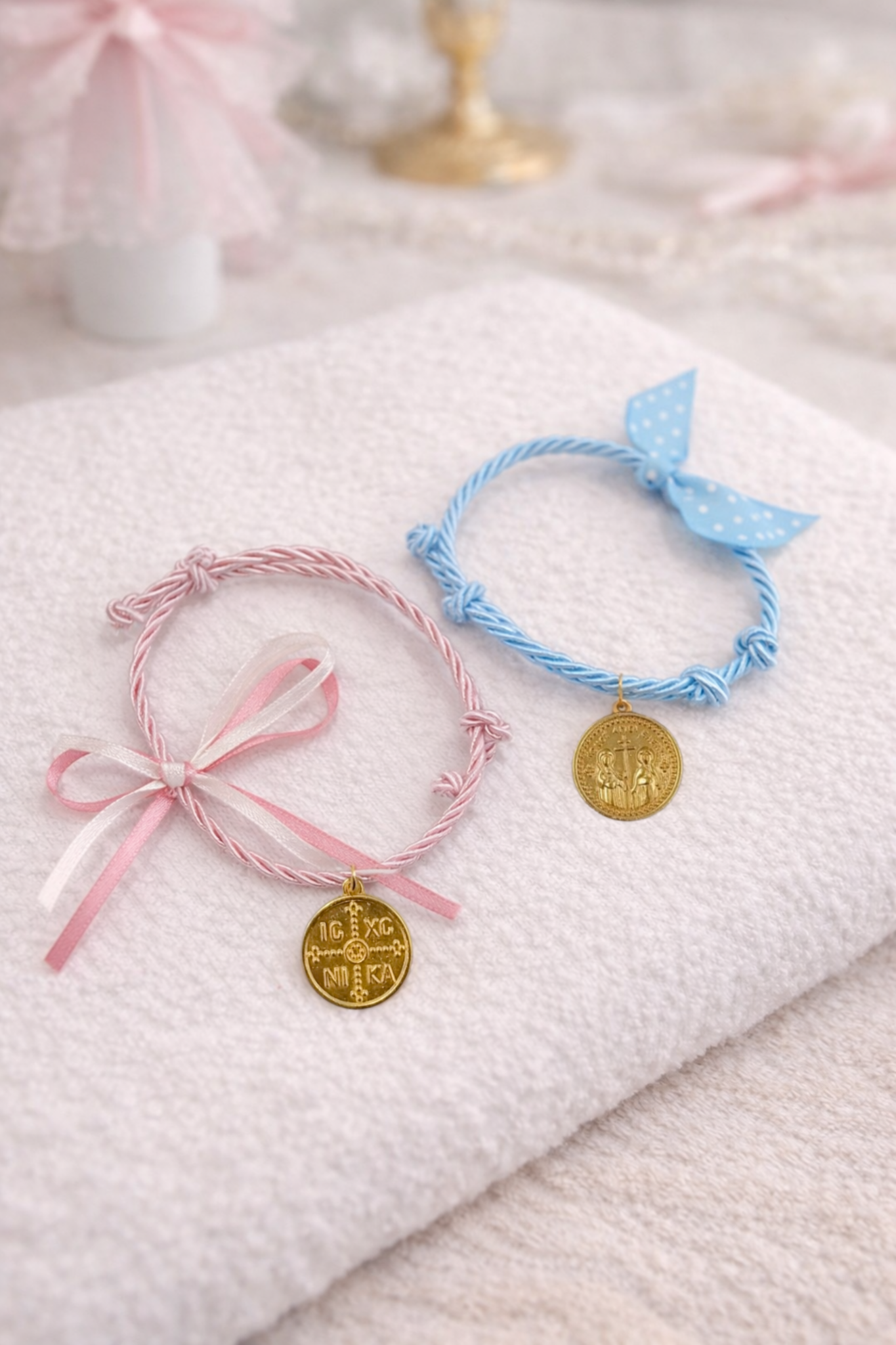 Μαρτυρικά βάπτισης βραχιόλια ροζ και γαλάζιο με χρυσό κωνσταντινάτο