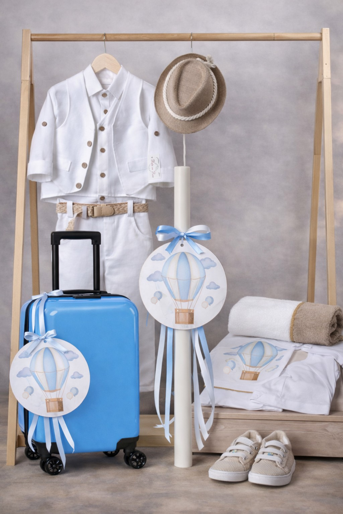 Πακέτο βάπτισης αγόρι με θέμα αερόστατο σε μπλε αποχρώσεις με βαλίτσα και λαμπάδα